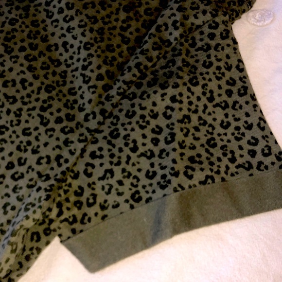 🚨ABERCROMBIE & FITCH - Olive Green Animal Print T-Shirt - Picture 3 of 3